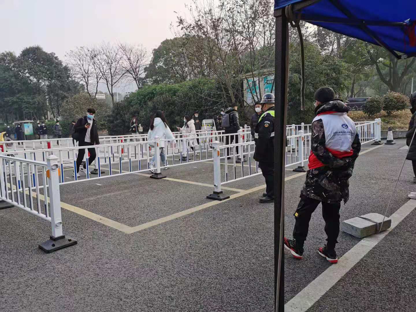 强化制度执行,严把校园进出关