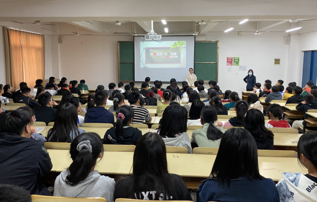 基础教学部举办“从善如登,从恶如崩”讲座