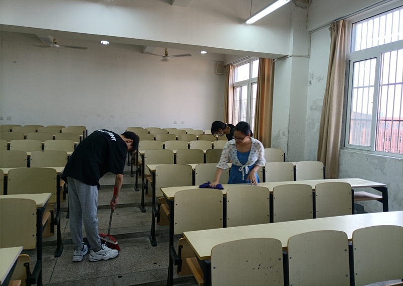 以心迎新,同心起航 ——信息管理学院组织师生共同打扫教室卫生