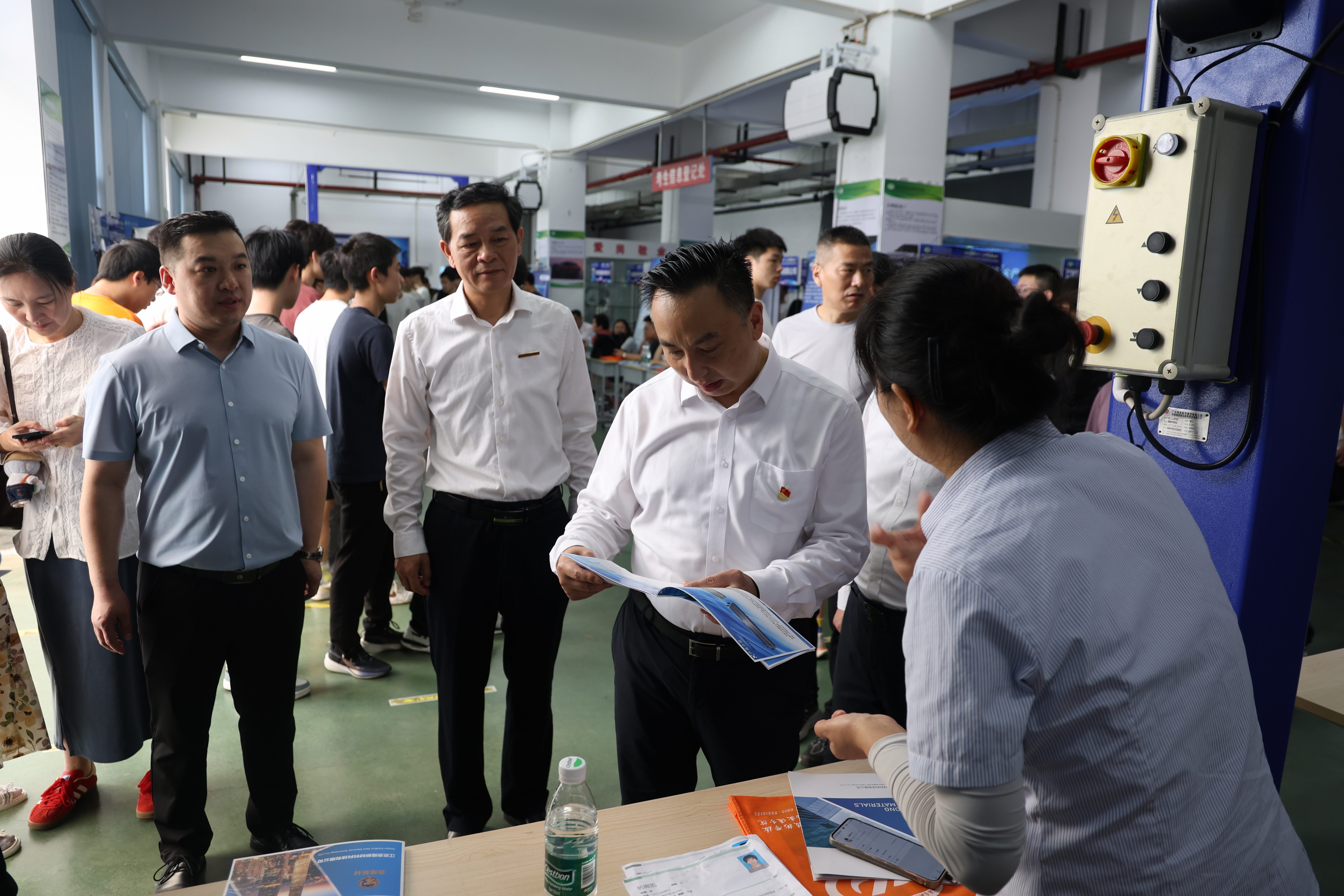 学校成功举办校园专场招聘会